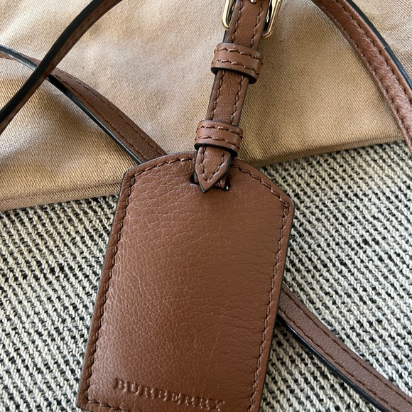 Burberry like new handbag - Picture 2 of 6
